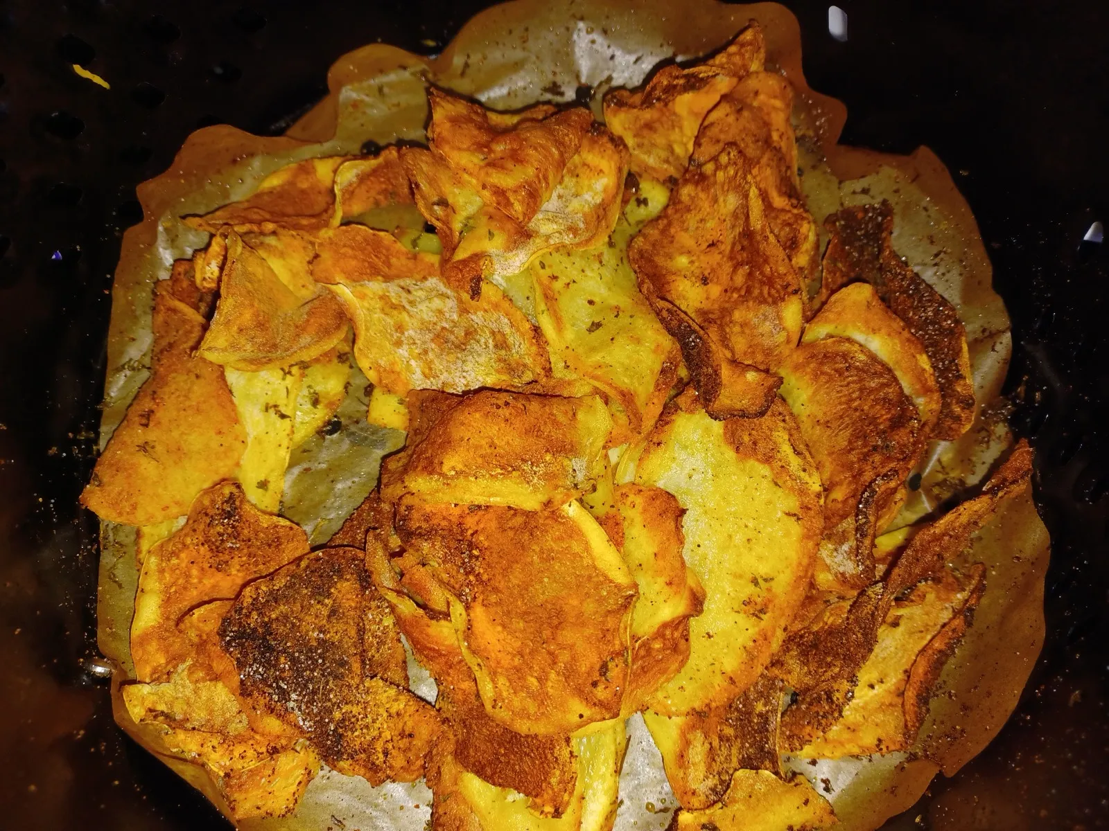 Cestello di una friggitrice ad aria con patatine croccanti