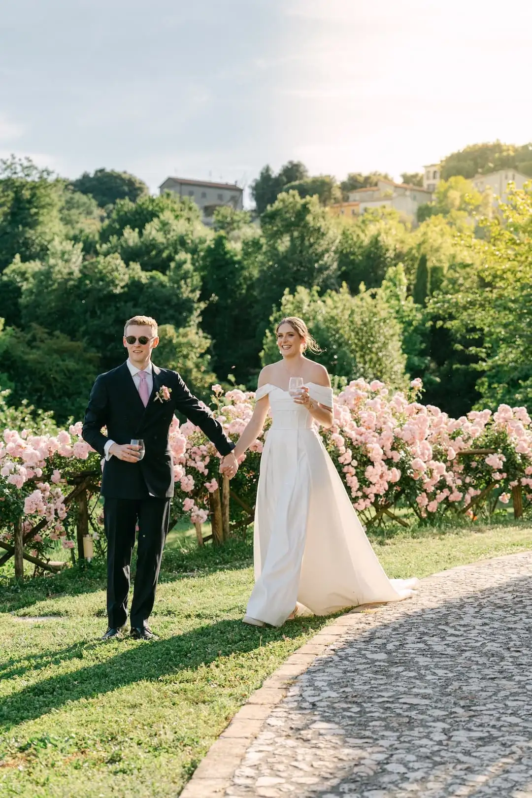 Ritratto degli sposi al tramonto tra i rosai di una villa in Italia