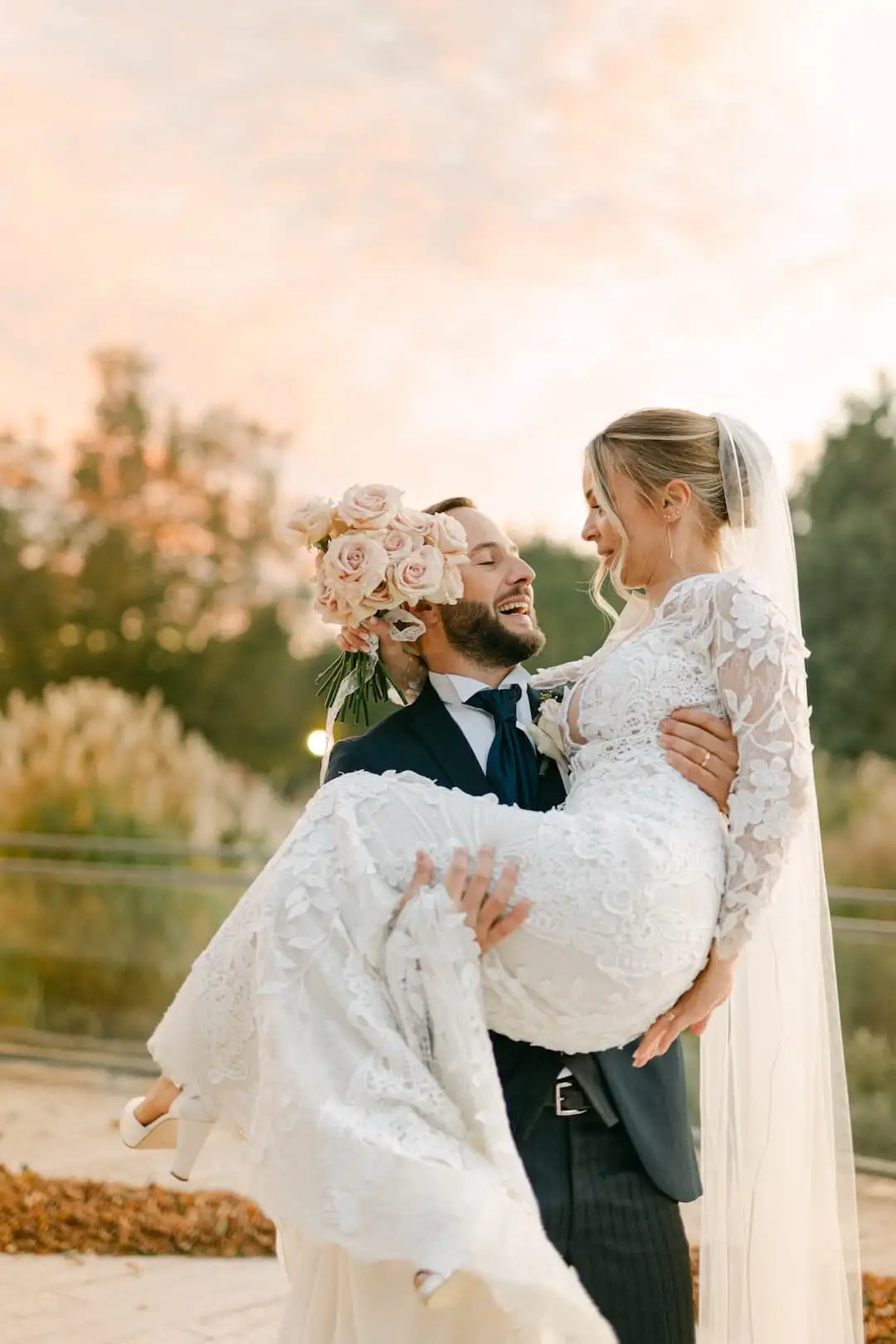 Coppia di sposi durante il matrimonio