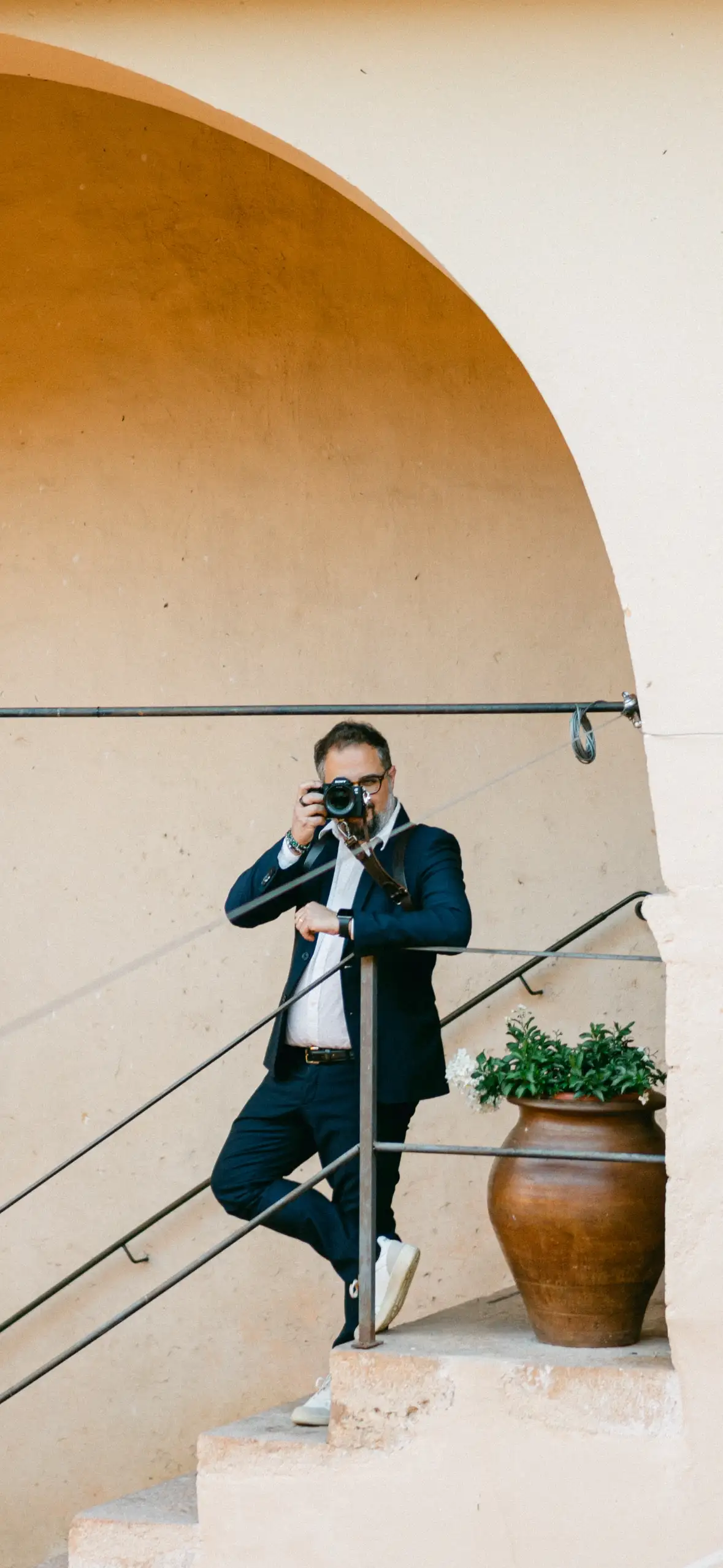 Manuel Diamanti, fotografo di matrimonio, durante un servizio in una villa italiana