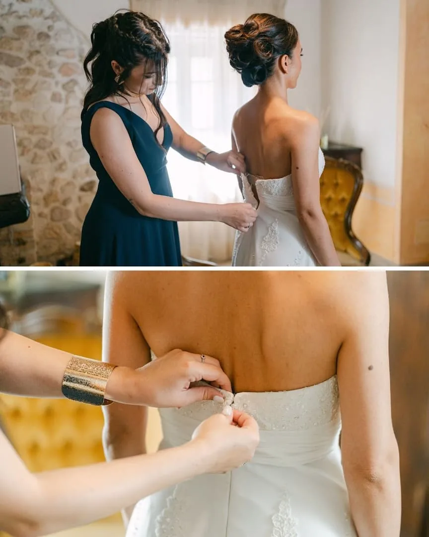 Vestizione della sposa: la testimone allaccia l'abito prima della cerimonia, matrimonio in Italia