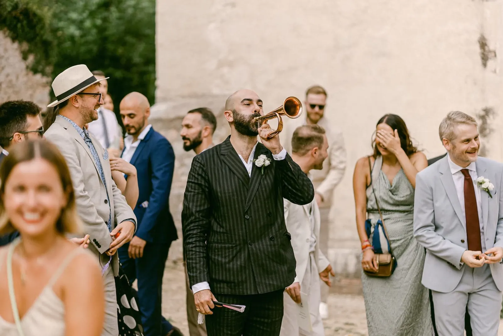 Guests group photo abbazia san pietro valle wedding