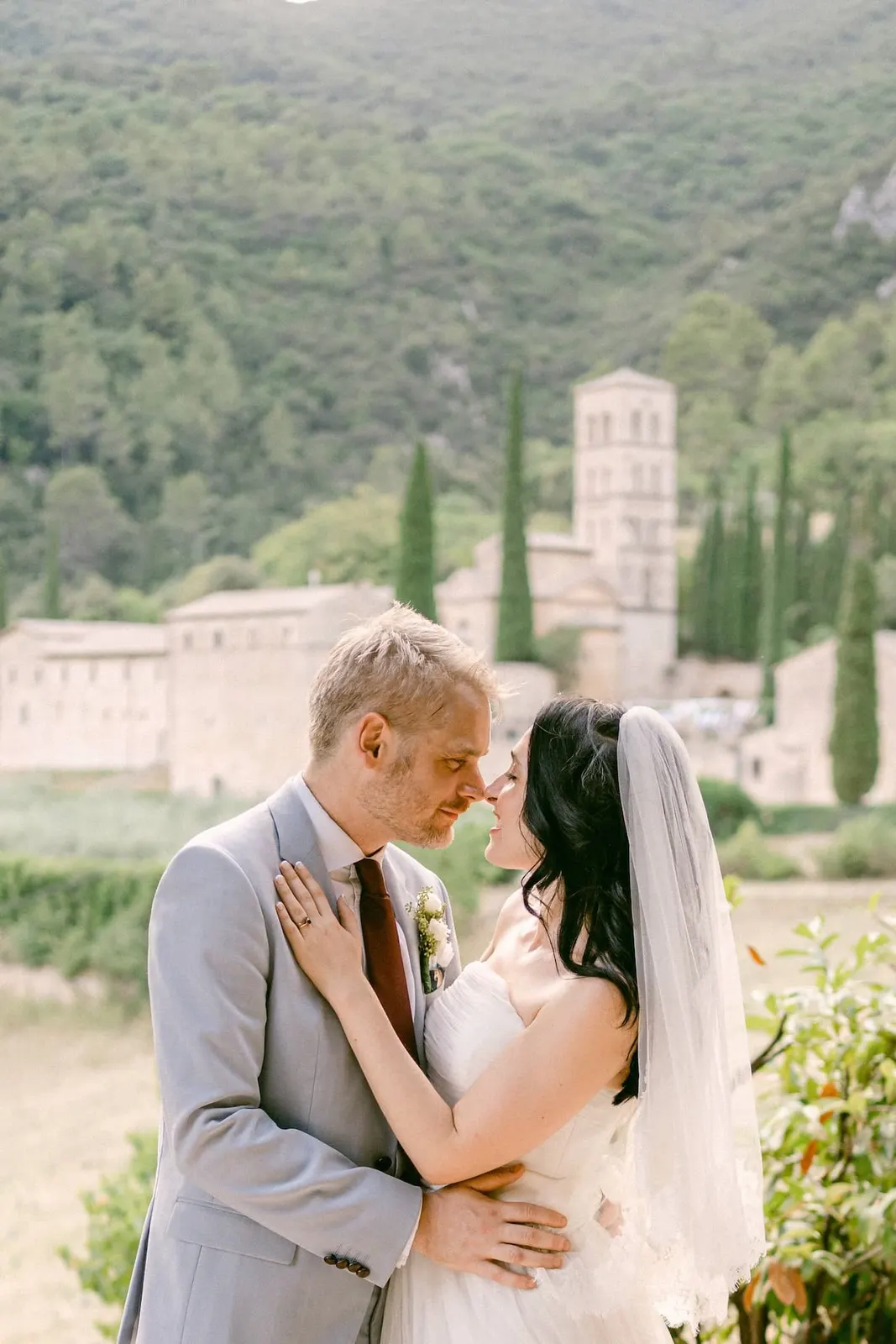 Bride groom portrait abbazia san pietro valle
